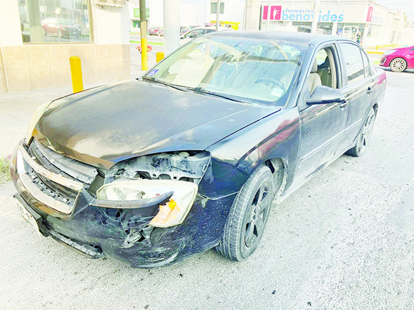 Colisiona mujer al invadir carril