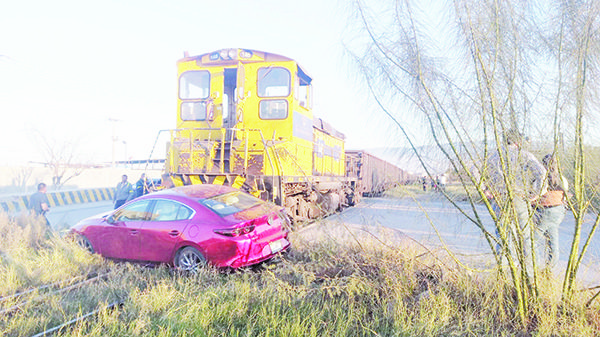 Arrastra tren a carro