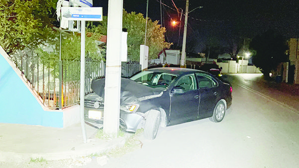 Embarra carro contra poste