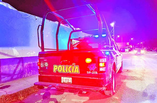 Le roban moto afuera de cantina
