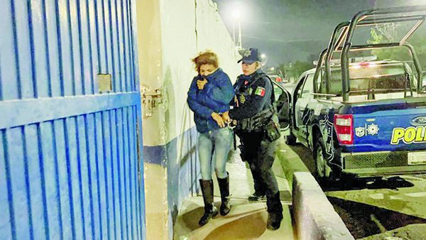 Mujer alucina con resistol en baldío