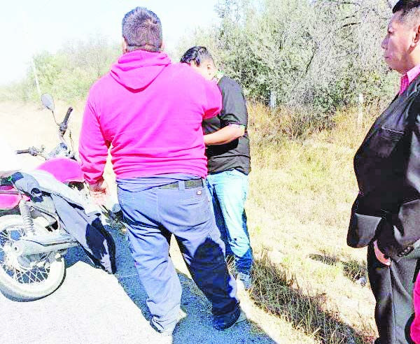 Aterriza motocicleta al reventar neumático