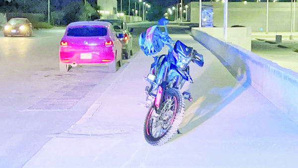 Cae de motocicleta por ver un accidente