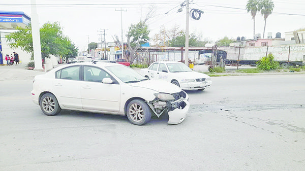 Colisionan al invadir carril