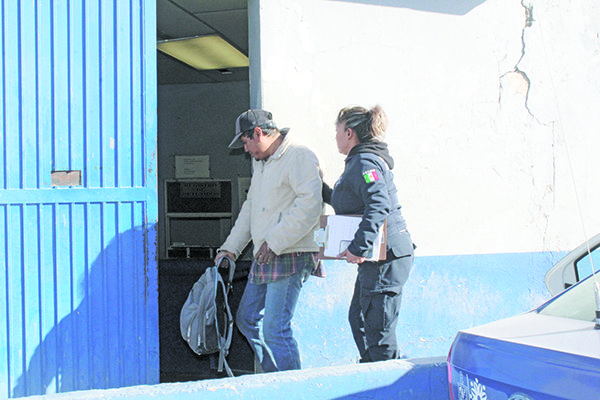 Husmea en escuela y se torna agresivo