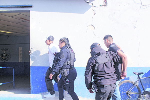 Estudiantes cargan navajas en mochilas