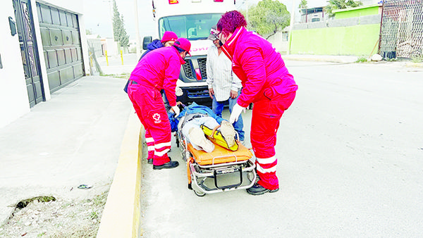 Motociclista termina con golpes y raspones