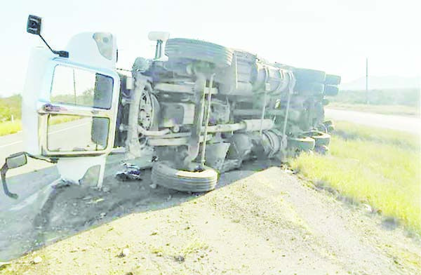 Tráiler se recuesta en la Federal 57