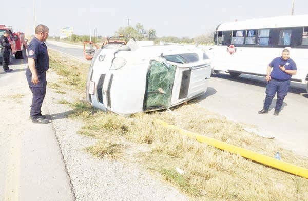 Padre e hijas resultan heridos en volcadura