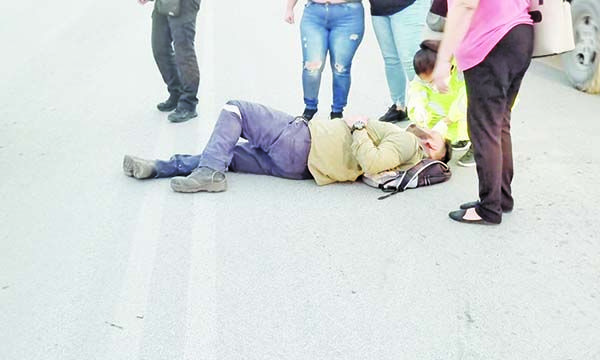 Tumba troca a motociclista
