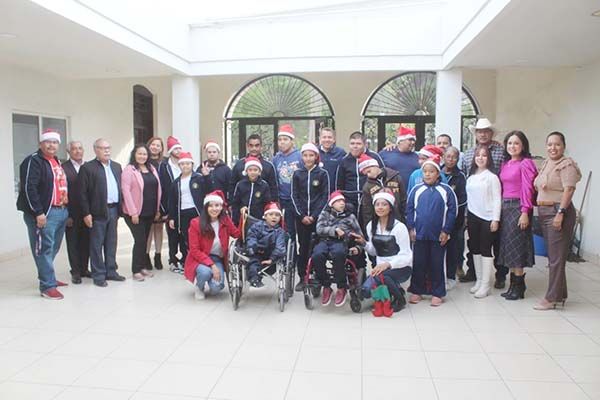 Presentan villancicos niños del CAM de SB