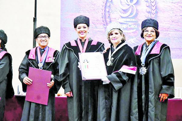 Recibe la Presidenta del DIF título Doctora Honoris Causa