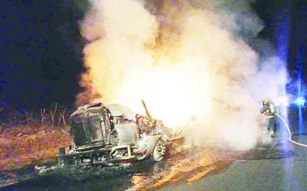 Sufre tráiler falla y se incendia en la 57