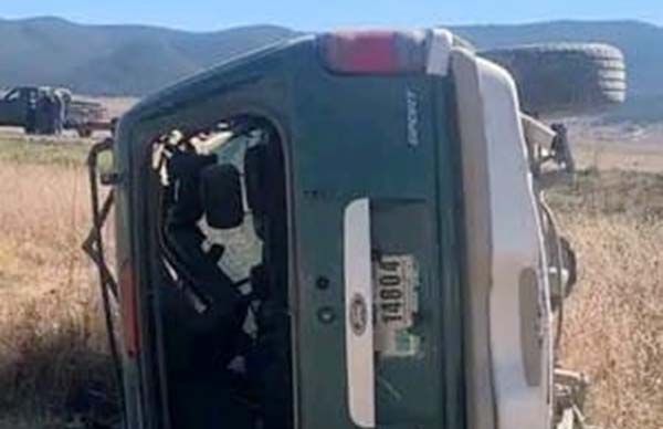Pierde vida padre de familia en volcadura