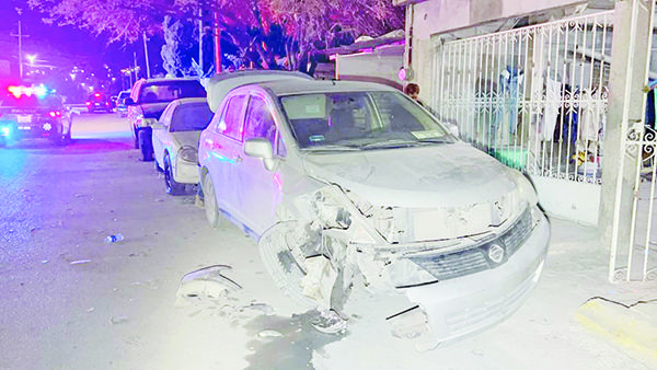 Impacta su Mazda contra auto Nissan