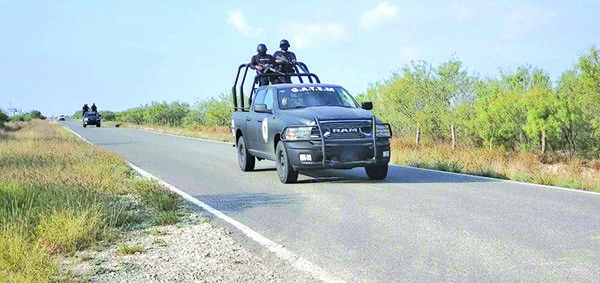 Grave policía herido por civiles arma dos
