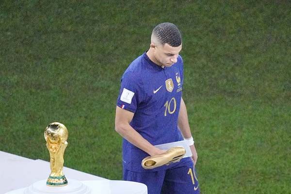 Un triste Mbappé gana la Bota de Oro