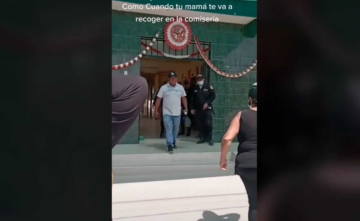 Sale de la cárcel y su mamá lo recibe a cinturonazos