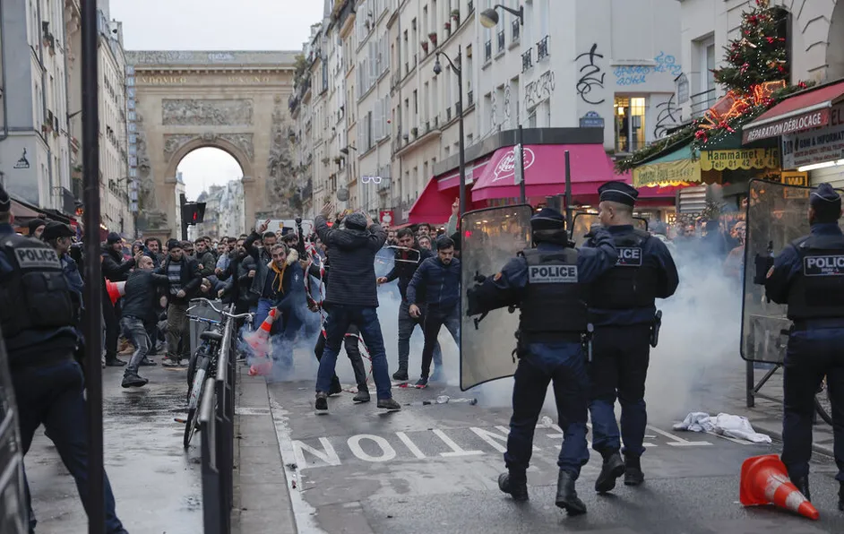 Manifestantes y policías se enfrentan tras tiroteo en París