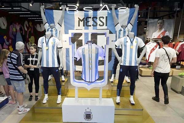 Agotan argentinos playera albiceleste con 3 estrellas