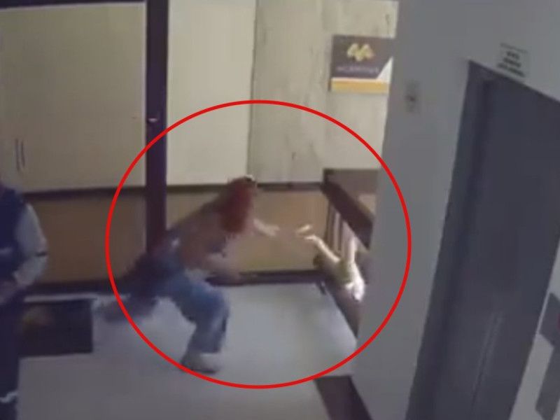 ¡De milagro! Mujer salva a su hijo de caer al vacío; cámara lo capta todo.