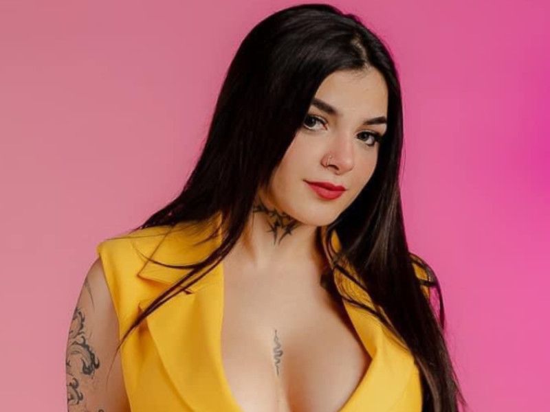 Karely Ruiz paga titulación de maestría de una fan; y se defiende de críticas