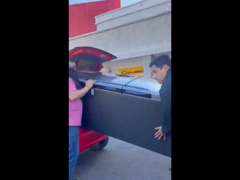 Se viraliza video de sinaloenses queriendo meter un refri robado en un Atos