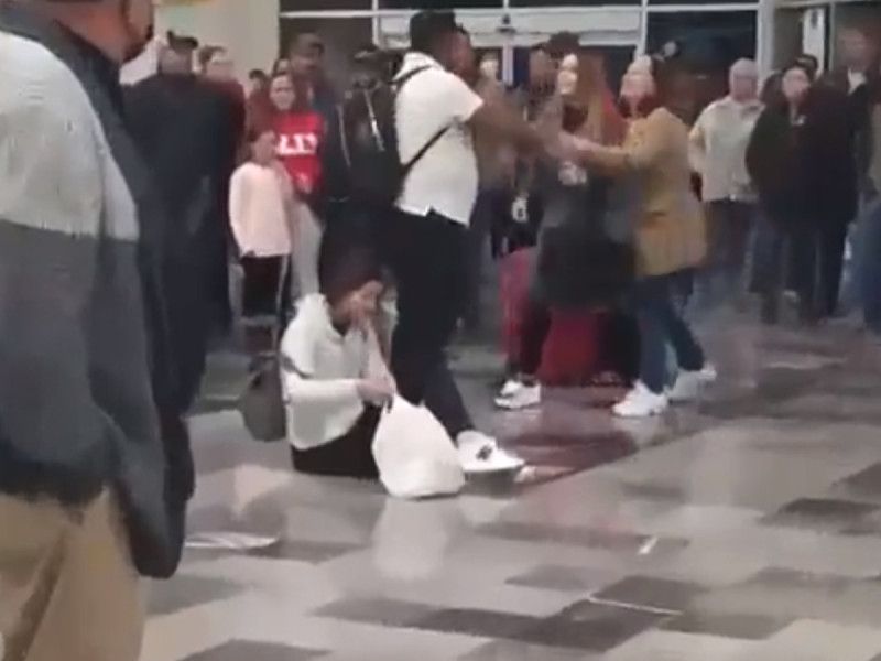 Mujer encuentra a esposo con ‘amante’ en aeropuerto; “¿no te da vergüenza?”