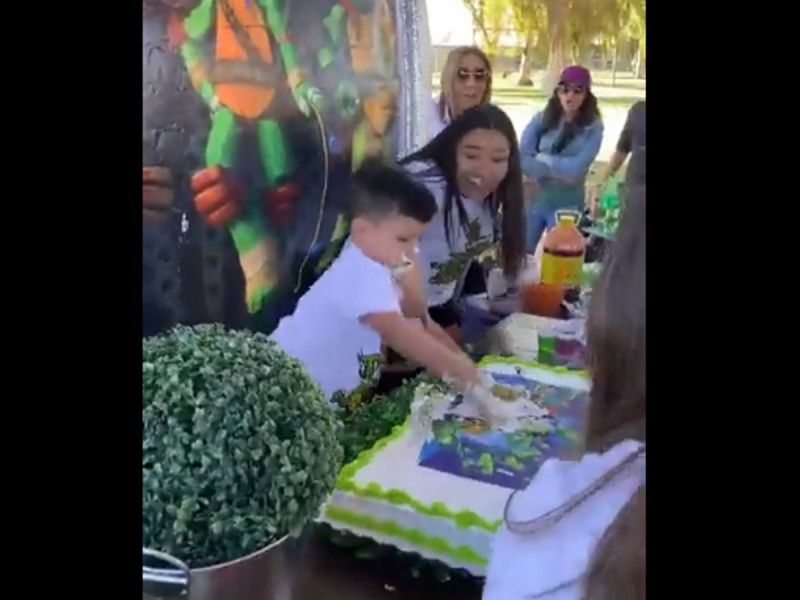 ¡Qué le muerda! Empujan a cumpleañero en la mordida y desata su irá contra el pastel