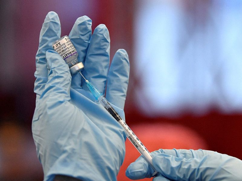 Vinculan vacuna covid de Pfizer con accidentes cerebrovasculares en ancianos