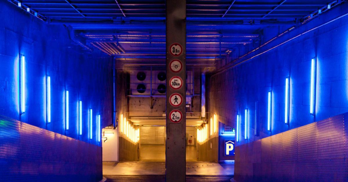 ¿Qué tiene que ver el tubo fluorescente con el descubrimiento del electrón?