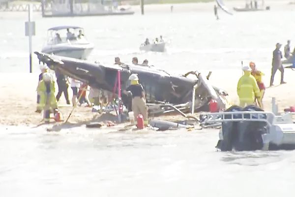 En Australia, dos helicópteros se impactan en pleno vuelo