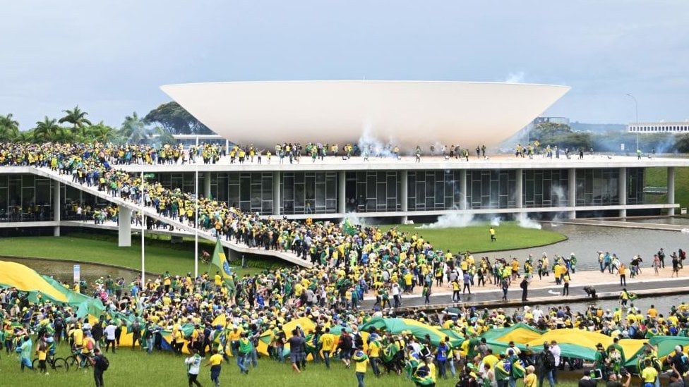 Así ocurrió el asalto de miles de seguidores de Bolsonaro a las sedes de los tres poderes en Brasil