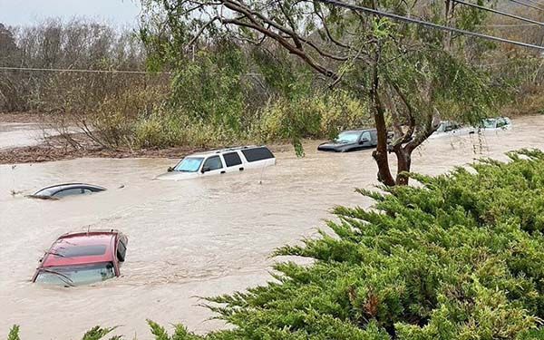 Suman 16 muertes por inundaciones en California