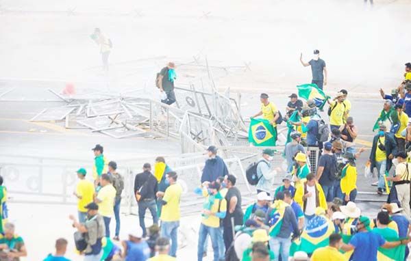 Con destrozos y saqueos, toman edificios del gobierno