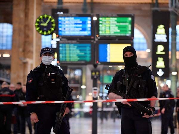 Hombre ataca con cuchillo a pasajeros de estación de tren en París