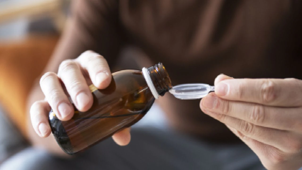 ¿Es peligroso el jarabe para la tos? OMS alerta por muertes de niñas y niños
