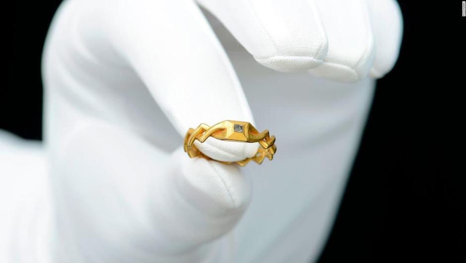 Buscador de tesoros descubre un anillo de bodas medieval de un valor estimado de US$ 47.000