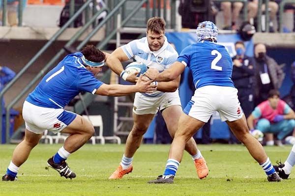 Regala jugador de rugby banana podrida a compañero negro