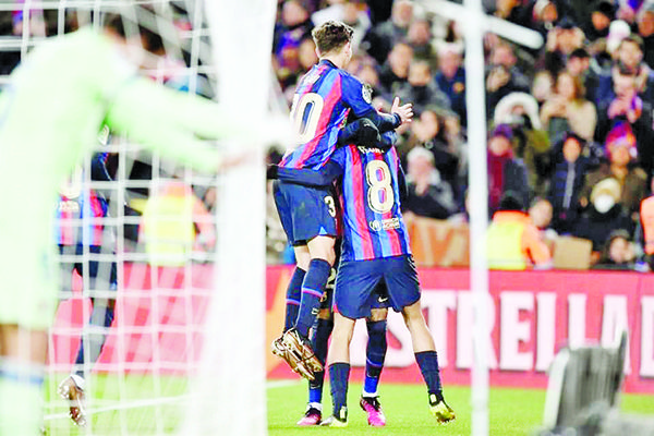 Obtiene Barcelona sufrida victoria en el Camp Nou