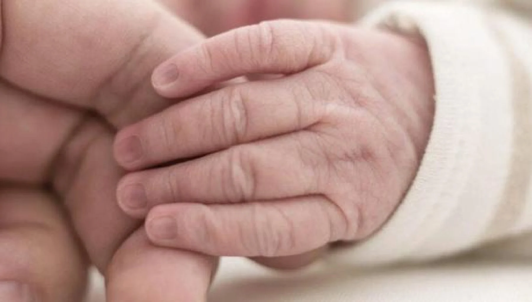 Muere bebé dentro de un auto; sus padres estaban en un motel