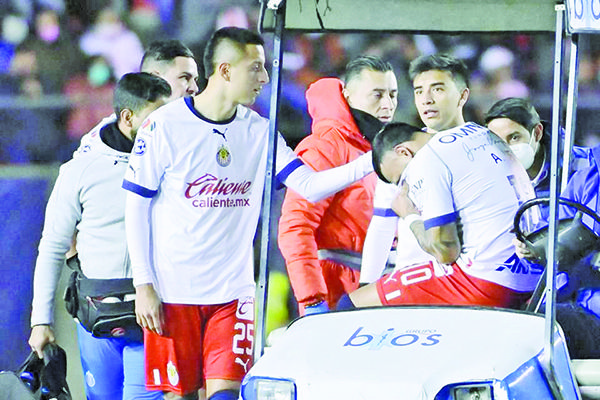 Chivas no puede con el San Luis; Alexis Vega sale lesionado