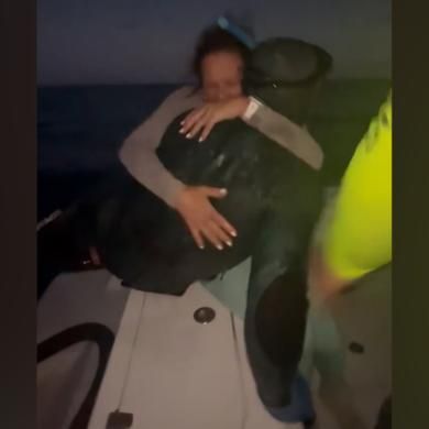 Una familia encontró y rescató a su hijo que llevaba dos horas perdido en el mar
