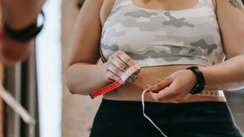Esto debes hacer para desinflamar el abdomen RÁPIDO tras las fiestas de fin de año