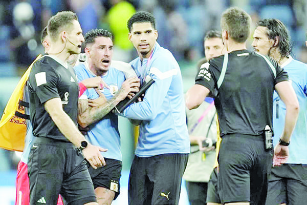 Suspende FIFA a 4 jugadores de Uruguay por caos en Mundial
