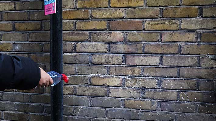 «Esta pared no es un urinario»: prueban pintura «antipipí» que repele y salpica de vuelta