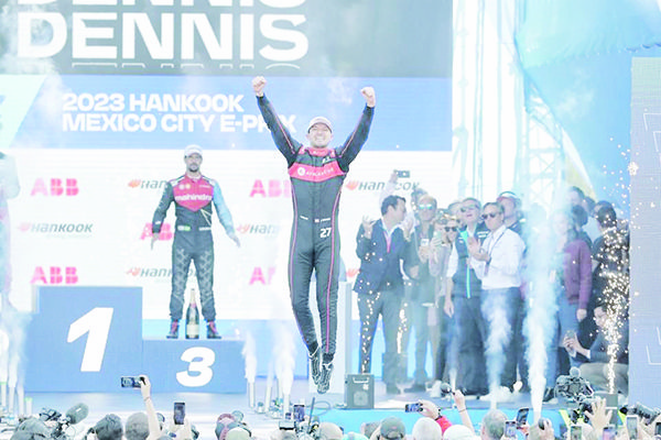 Jake Dennis cruza primero en la Fórmula E México