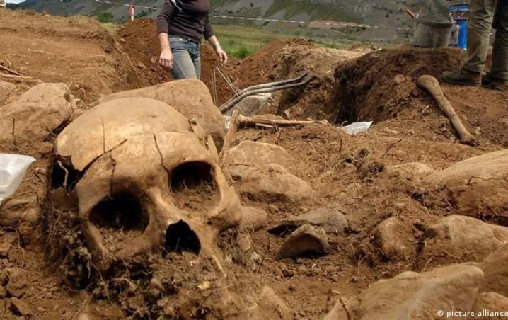 Encuentran decenas de cadáveres en fosas comunes