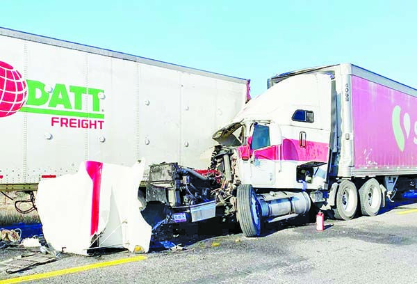 Choque de trailers paraliza la federal 53