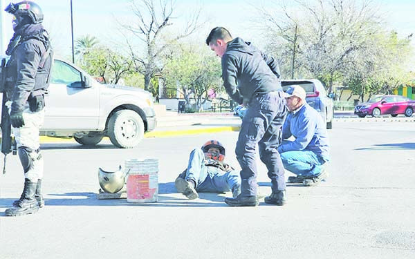 Tumba a motociclista y lo envía al hospital